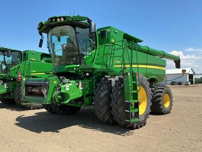 John Deere S780 Combine