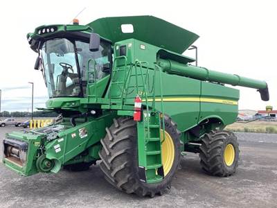 John Deere S780 Combine