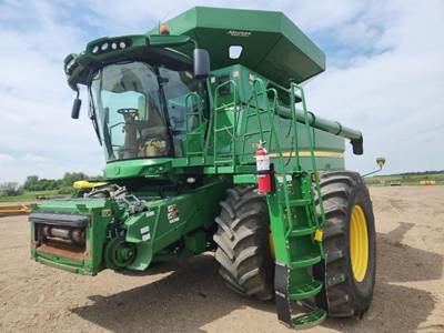 John Deere S780 Combine