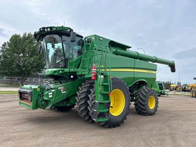 John Deere S780 Combine