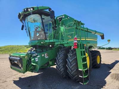 John Deere S780 Combine