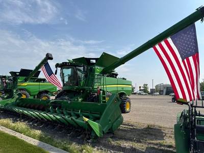 John Deere S780 Combine