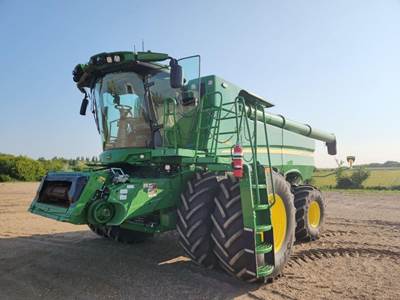 John Deere S780 Combine