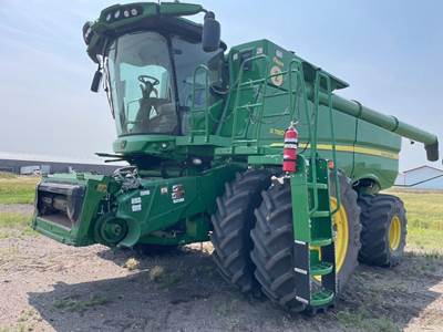 John Deere S780 Combine
