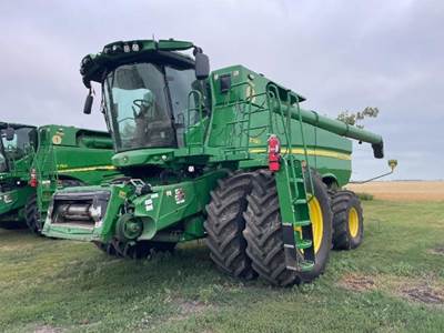 John Deere S780 Combine