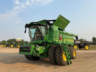 John Deere S780 Combine