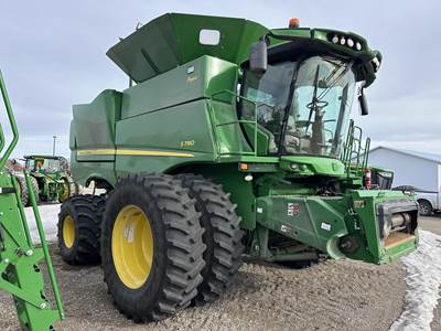 John Deere S780 Combine