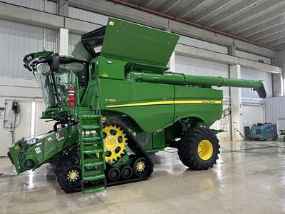 John Deere S780 Combine