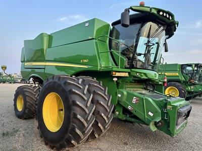 John Deere S780 Combine