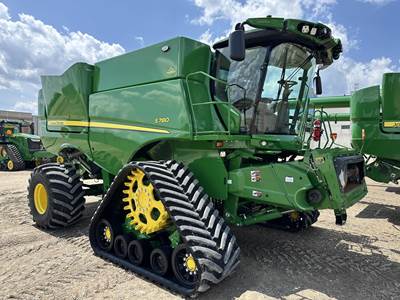 John Deere S780 Combine