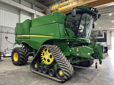 John Deere S780 Combine