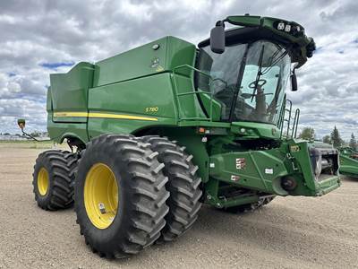 John Deere S780 Combine