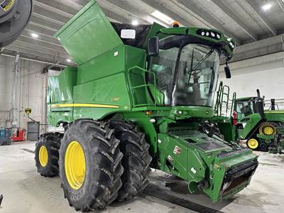 John Deere S780 Combine