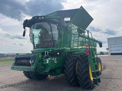 John Deere S780 Combine