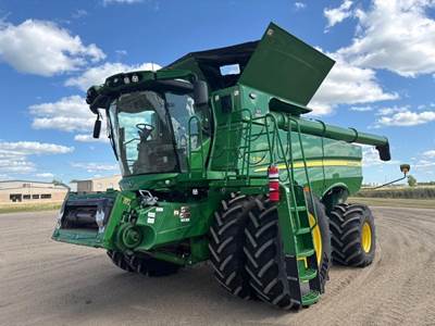 John Deere S780 Combine