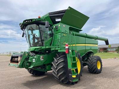 John Deere S780 Combine