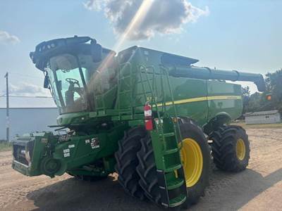 John Deere S780 Combine