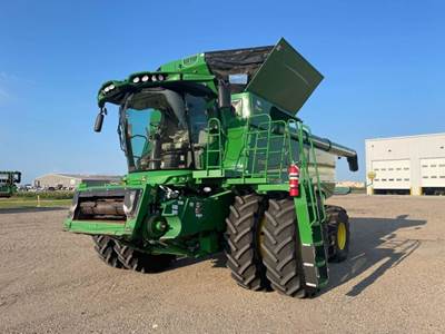 John Deere S780 Combine