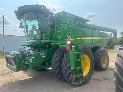 John Deere S780 Combine