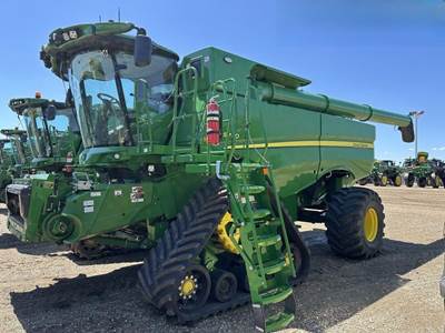 John Deere S780 Combine