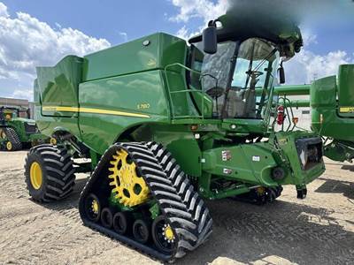 John Deere S780 Combine