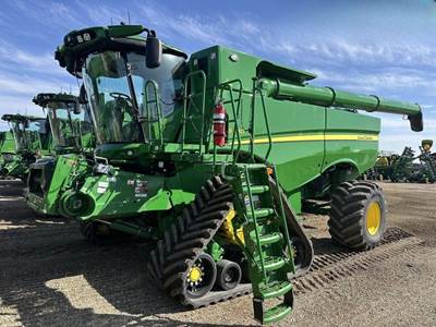 John Deere S780 Combine