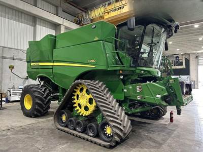 John Deere S780 Combine