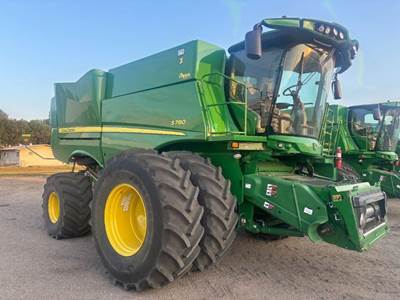 John Deere S780 Combine