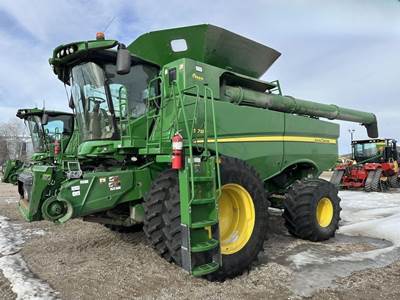 John Deere S780 Combine