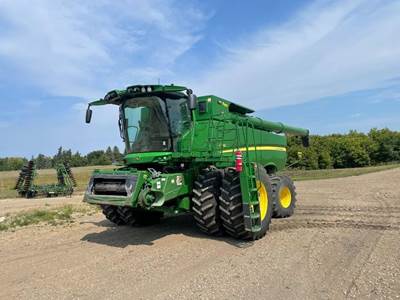 John Deere S780 Combine
