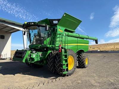 John Deere S780 Combine