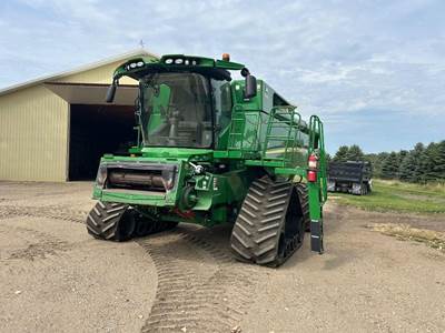 John Deere S780 Combine