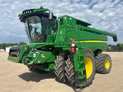John Deere S780 Combine