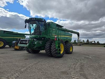 John Deere S780 Combine