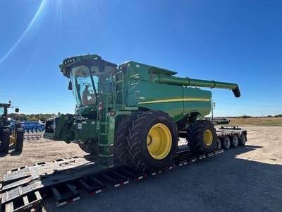 John Deere S780 Combine