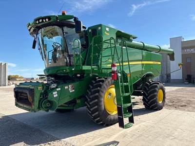 John Deere S780 Combine