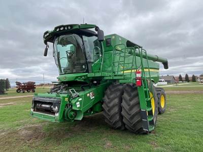 John Deere S780 Combine