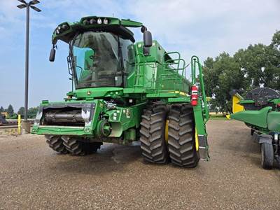 John Deere S790 Combine