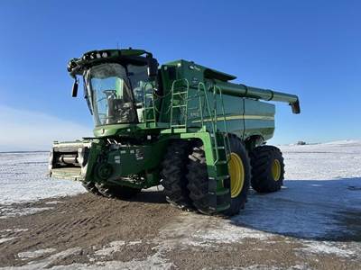 John Deere S790 Combine