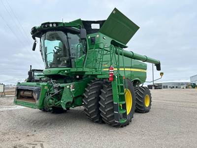 John Deere S790 Combine