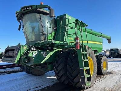 John Deere S790 Combine