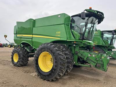 John Deere S790 Combine