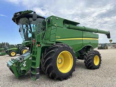 John Deere S790 Combine