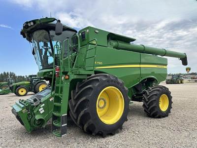 John Deere S790 Combine