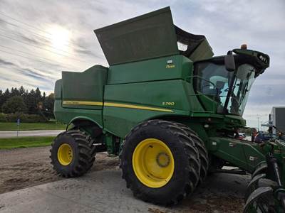 John Deere S790 Combine