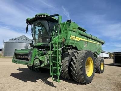 John Deere X9 1000 Combine