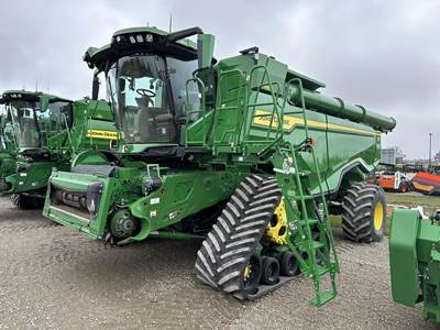 John Deere X9 1100 Combine