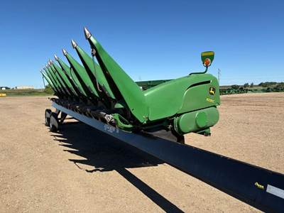 John Deere 608C Corn Head