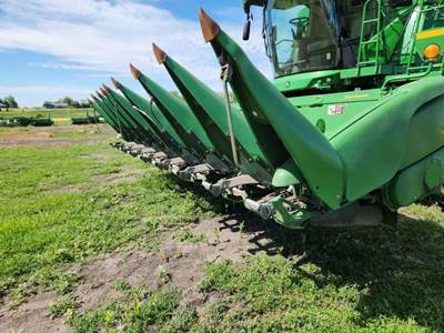 John Deere 608C Corn Head