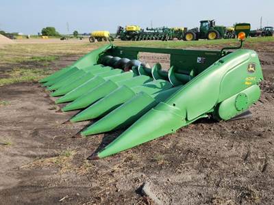 John Deere 608C Corn Head